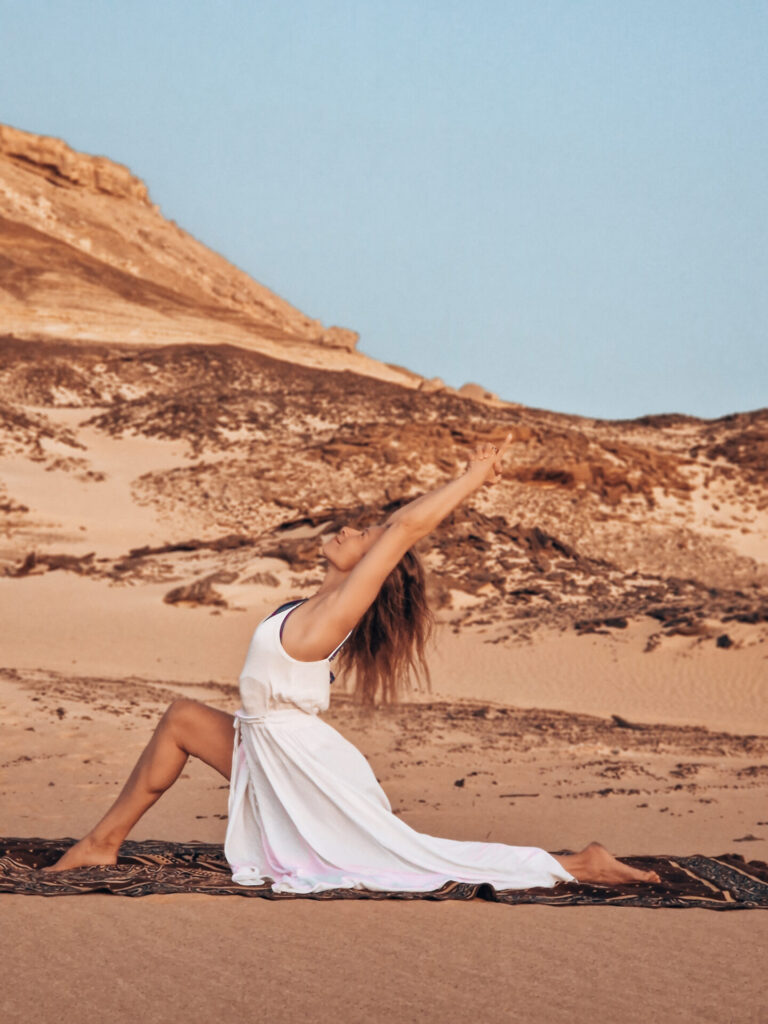 Judita v orákulu Amona v oáze Siwa, kde se realita ztenčuje a duše vzpomíná na svůj pravý domov, během hluboce transformační cesty po posvátných místech Egypta.