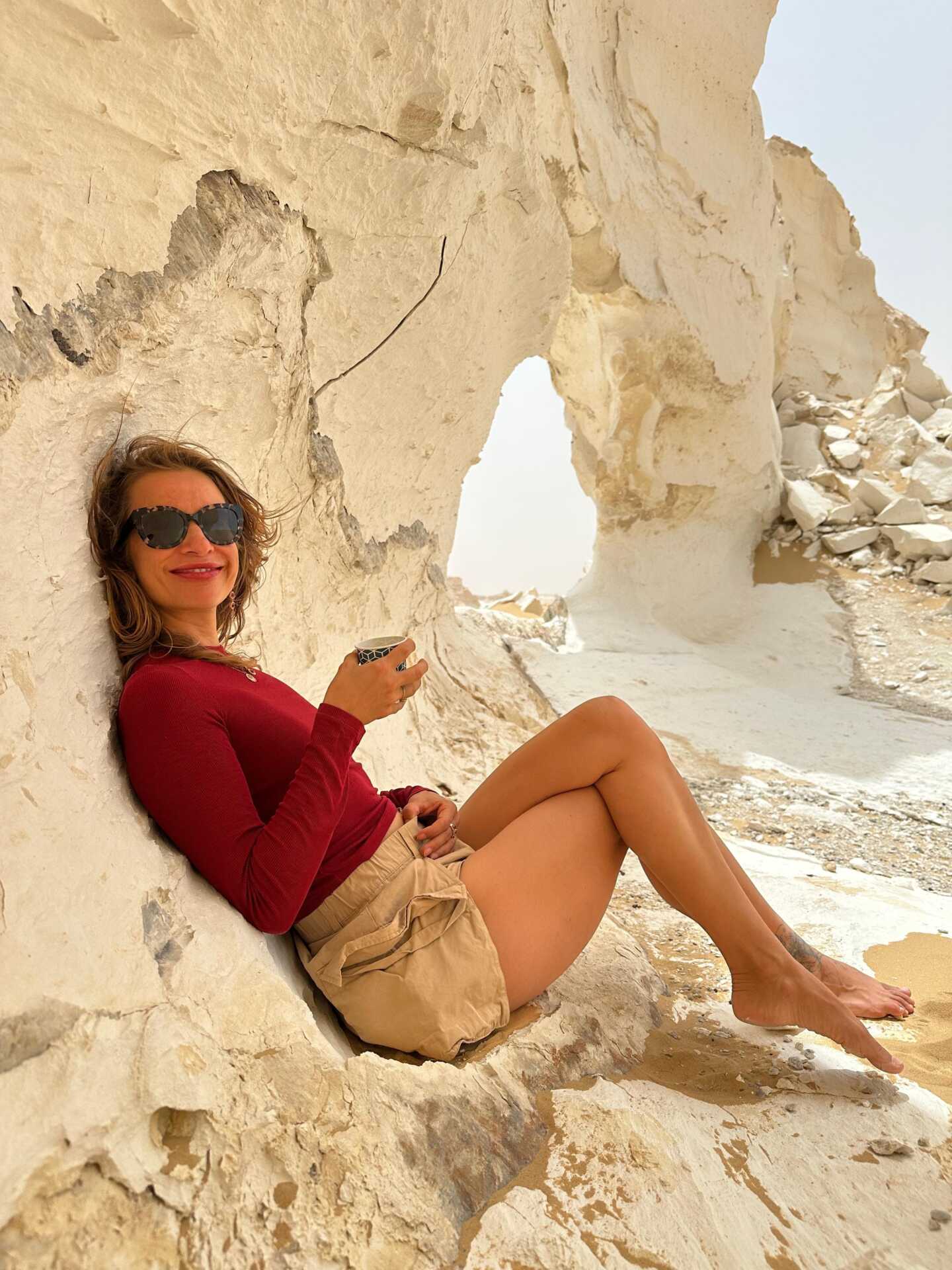 Judita Berková sedící a&nbsp;relaxující opřená o&nbsp;sklálu.